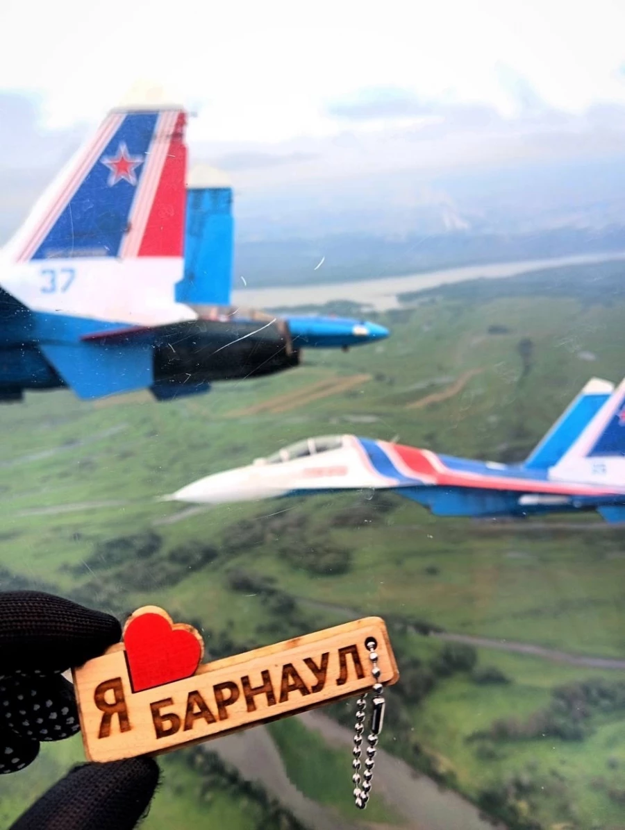 Пилоты авиагруппы «Русские Витязи» поздравили Барнаул с днем рождения.