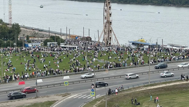 Барнаульцы отмечают День города и ожидают легендарное авиашоу «Русских витязей».