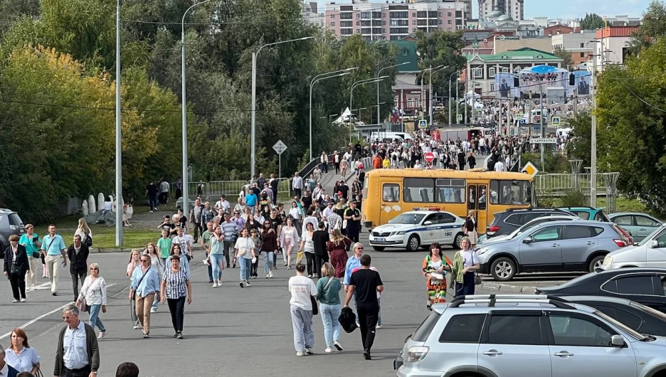 Барнаульцы отмечают День города и ожидают легендарное авиашоу «Русских витязей».