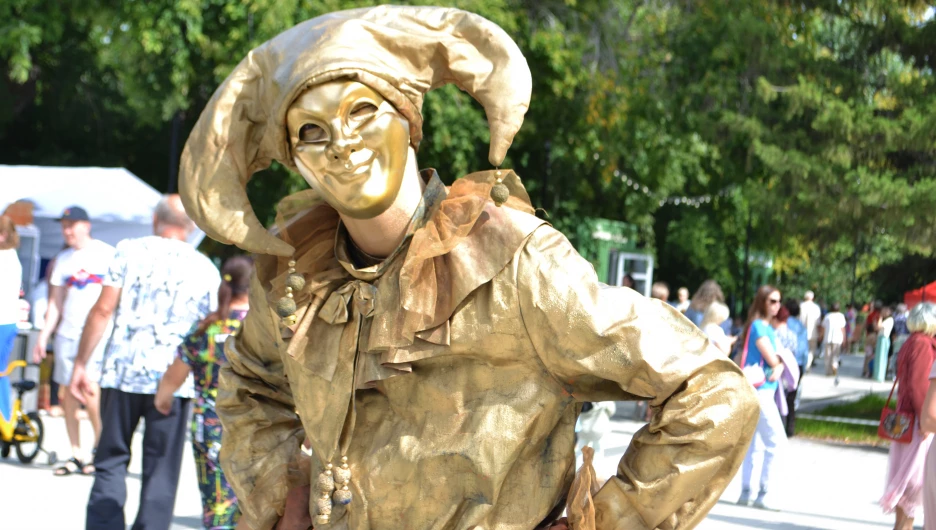 Барнаульцы отмечают День города в «Изумрудном» парке 