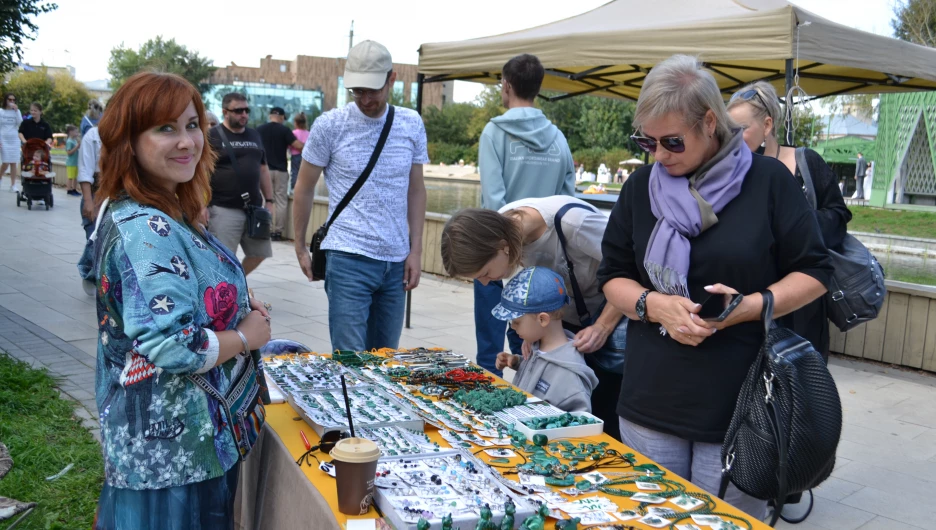 Барнаульцы отмечают День города в «Изумрудном» парке 
