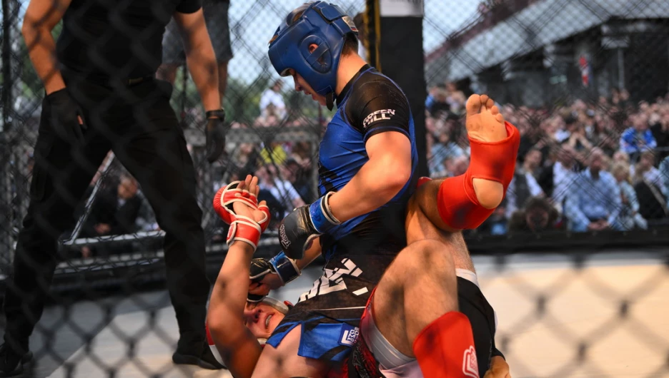 Бойцы сражаются за победу в поединках ММА