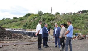 В Шелаболихе полным ходом идет строительство дамбы.