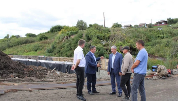 В Шелаболихе полным ходом идет строительство дамбы.