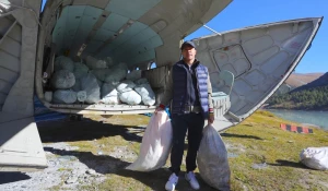 Павел Деревянко с мусором на Белухе