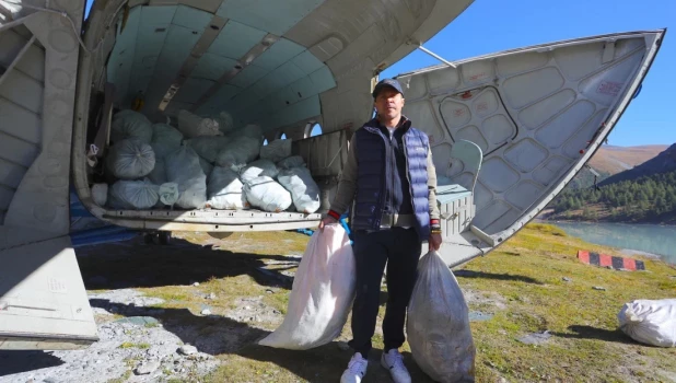 Павел Деревянко с мусором на Белухе