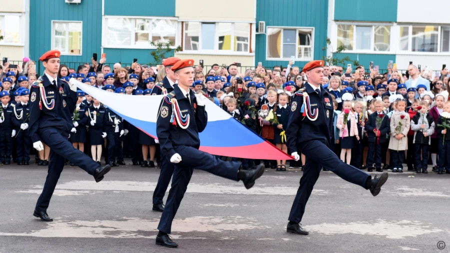 Торжественная линейка в день знаний в лицее № 52.