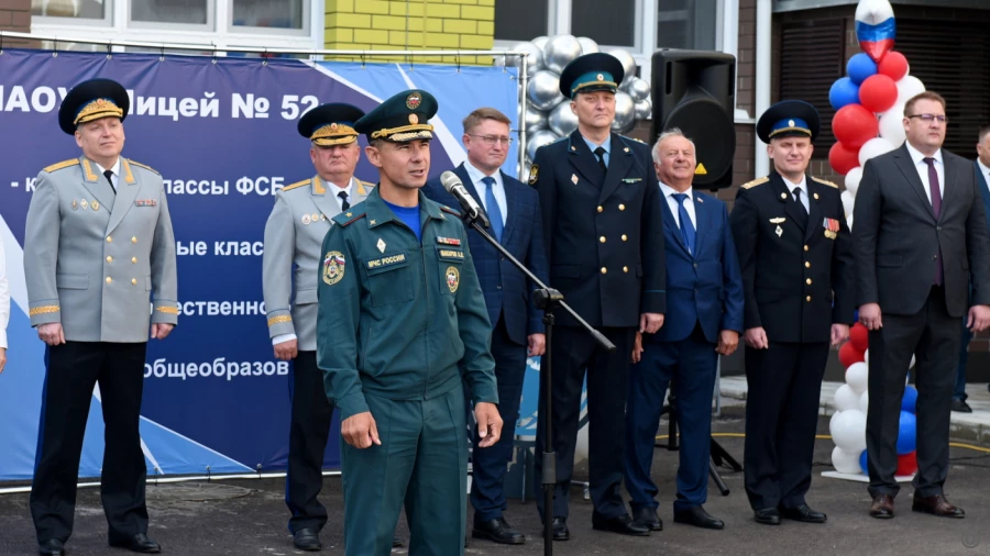 Торжественная линейка в день знаний в лицее № 52.