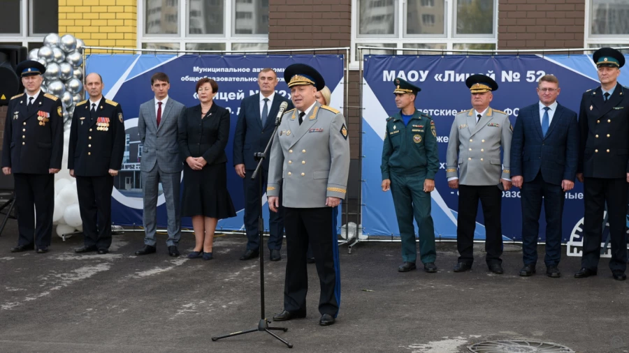 Торжественная линейка в день знаний в лицее № 52.