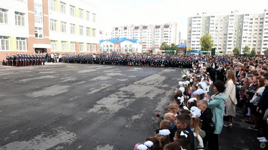 Торжественная линейка в день знаний в лицее № 52.