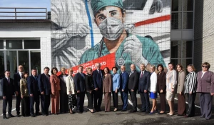 На корпусе барнаульского АГМУ открыли мурал «Герои без плаща»