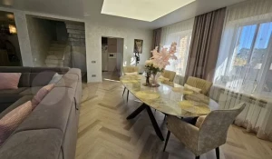 Цветочный коттедж для романтиков продают в Барнауле за 25 млн рублей.