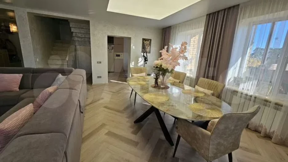 Цветочный коттедж для романтиков продают в Барнауле за 25 млн рублей.