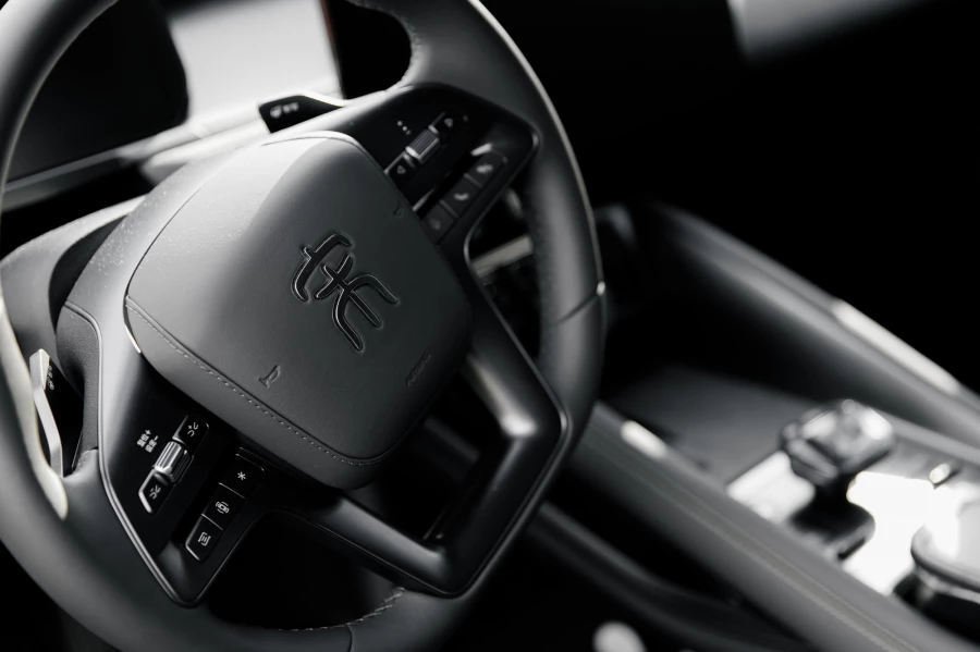 Презентация от салона премиальных китайских автомобилей VINcoder на Летней встрече предпринимателей. Барнаул, 2025 год.