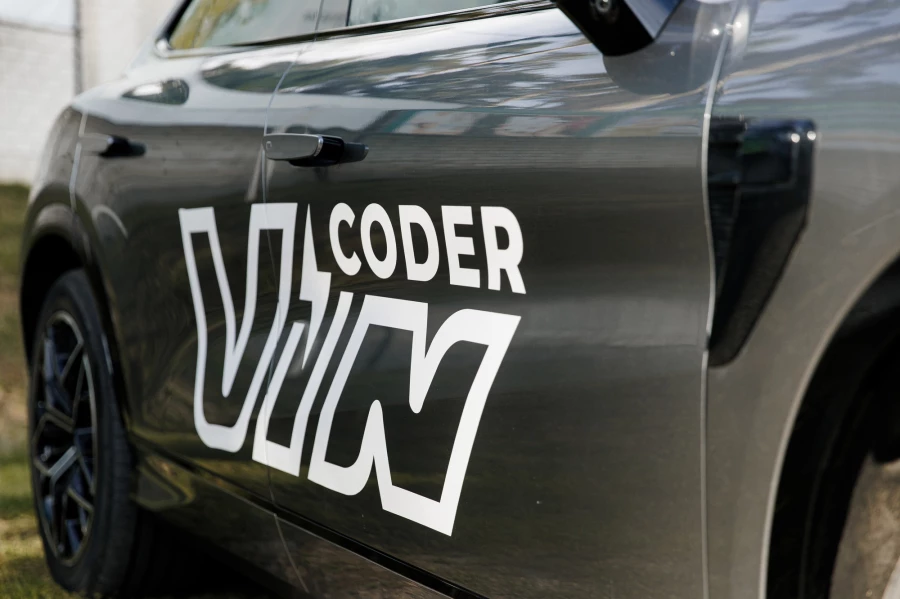 Презентация от салона премиальных китайских автомобилей VINcoder на Летней встрече предпринимателей. Барнаул, 2025 год.