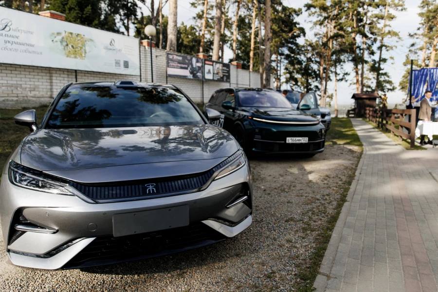 Презентация от салона премиальных китайских автомобилей VINcoder на Летней встрече предпринимателей. Барнаул, 2025 год.