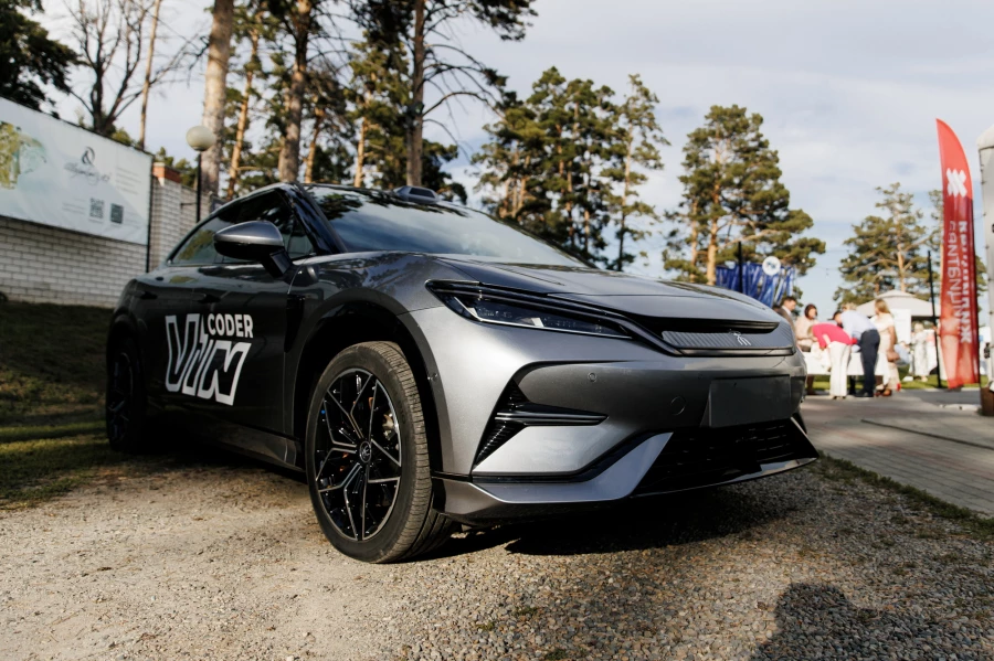 Презентация от салона премиальных китайских автомобилей VINcoder на Летней встрече предпринимателей. Барнаул, 2025 год.
