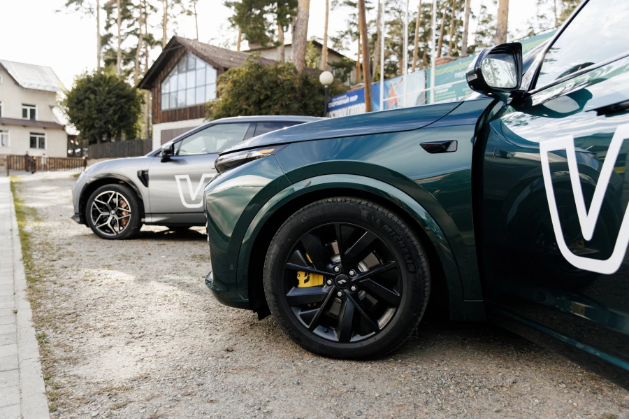 Презентация от салона премиальных китайских автомобилей VINcoder на Летней встрече предпринимателей. Барнаул, 2025 год.