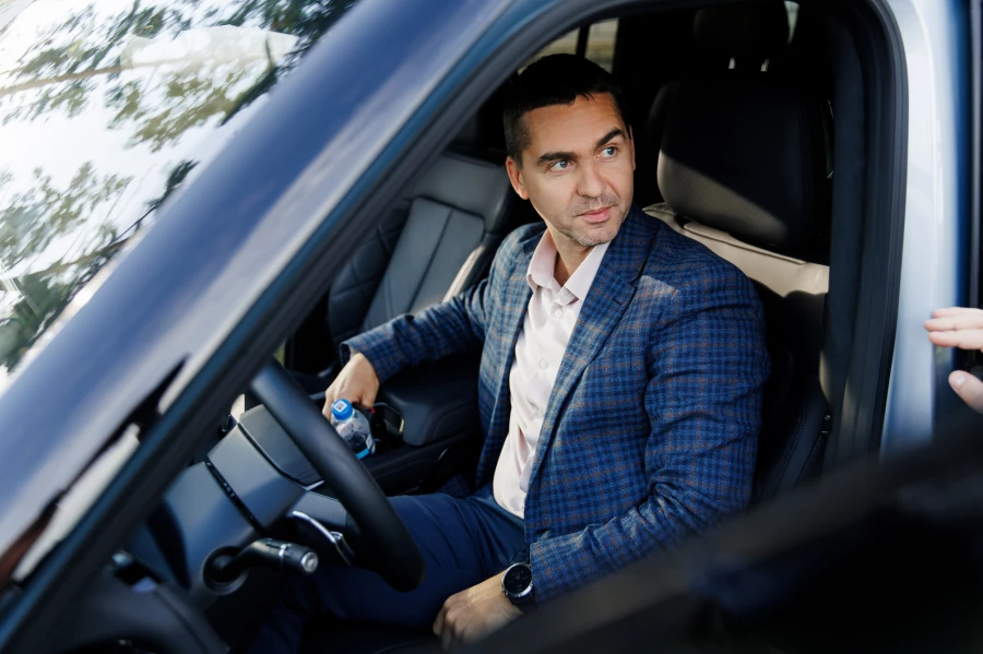 Презентация от салона премиальных китайских автомобилей VINcoder на Летней встрече предпринимателей. Барнаул, 2025 год.