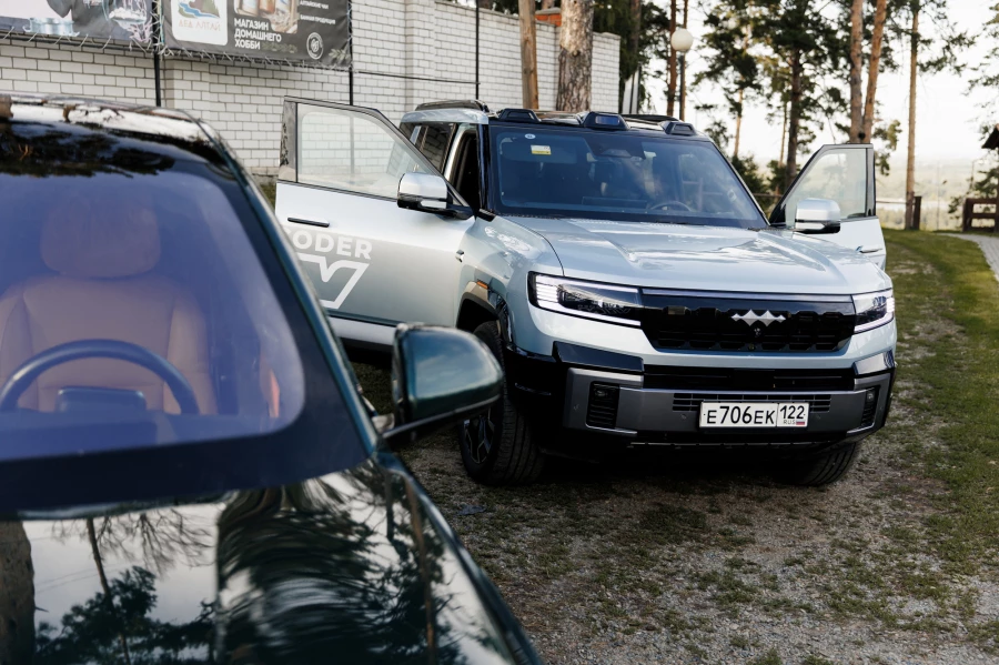 Презентация от салона премиальных китайских автомобилей VINcoder на Летней встрече предпринимателей. Барнаул, 2025 год.