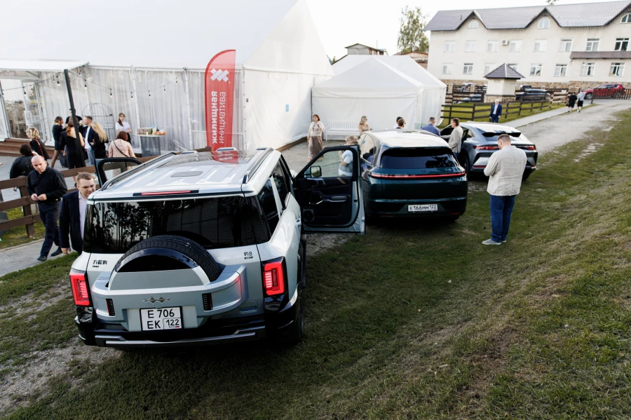 Презентация от салона премиальных китайских автомобилей VINcoder на Летней встрече предпринимателей. Барнаул, 2025 год.