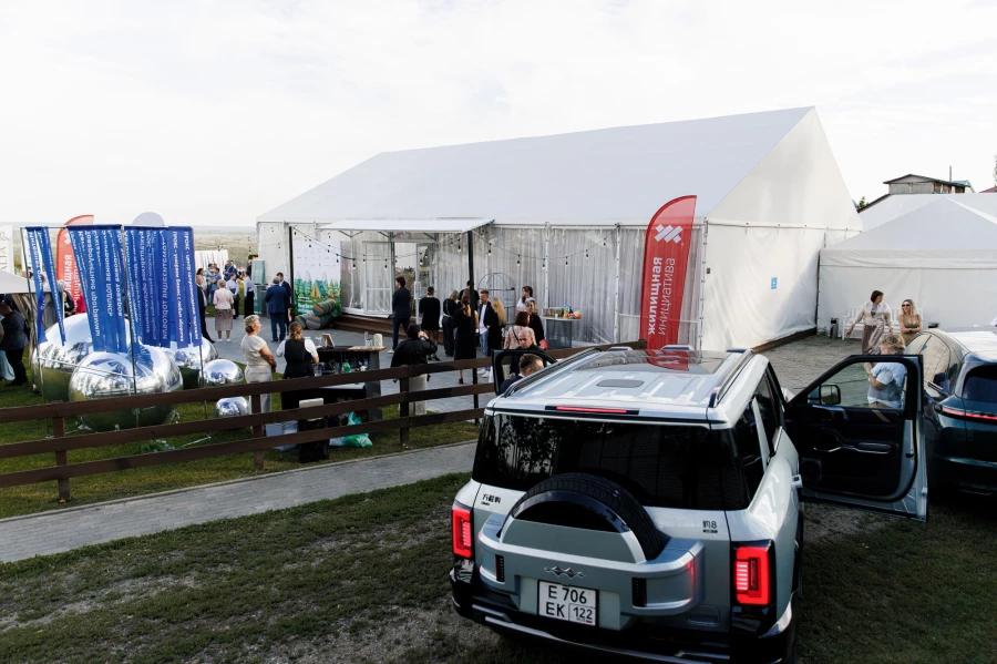 Презентация от салона премиальных китайских автомобилей VINcoder на Летней встрече предпринимателей. Барнаул, 2025 год.