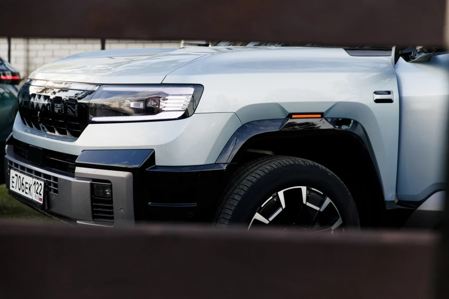 Презентация от салона премиальных китайских автомобилей VINcoder на Летней встрече предпринимателей. Барнаул, 2025 год.