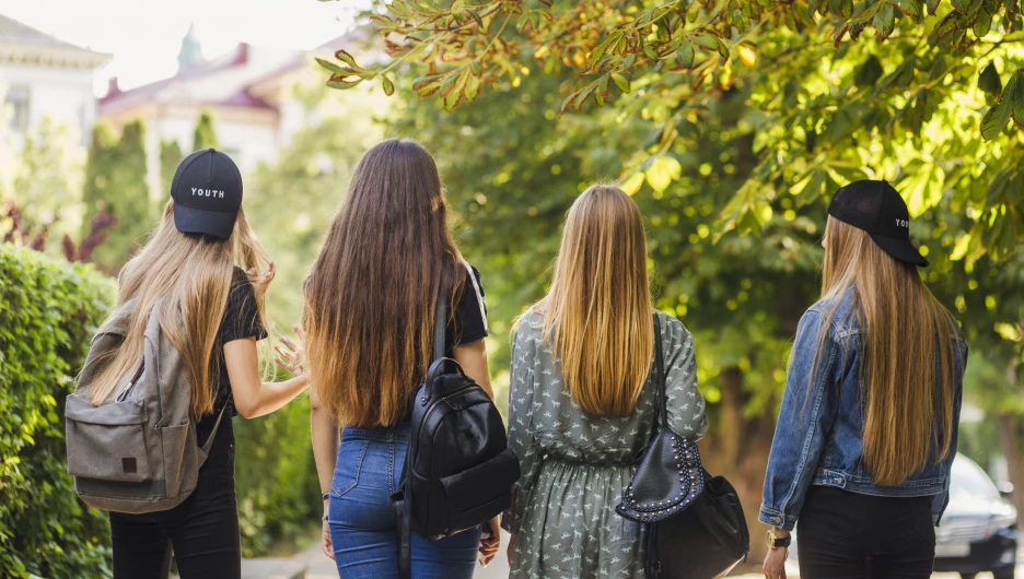 Девушки. Студентки. Подруги.