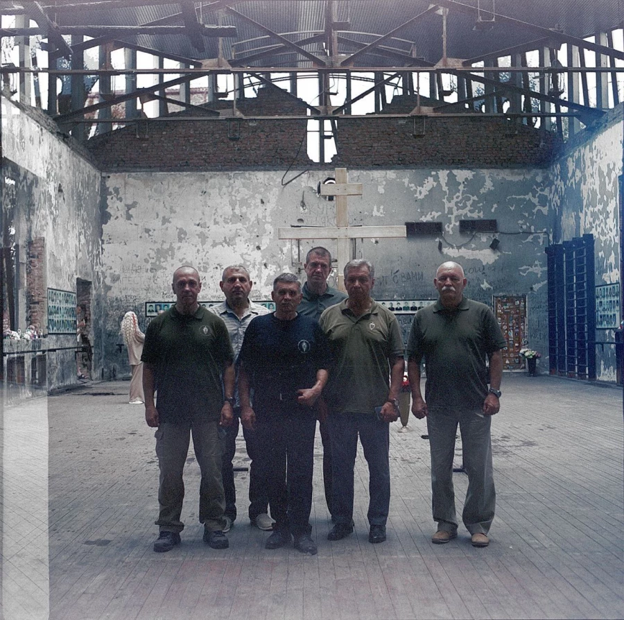 Бойцы спецподразделений в развалинах школы№1 в Беслане.