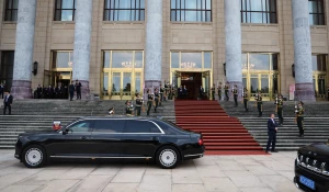 Перед началом встречи с Ким Чен Ыном.