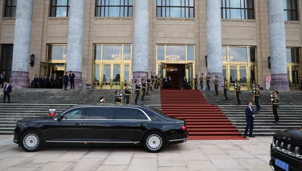 Перед началом встречи с Ким Чен Ыном.