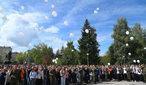 Памятную акцию провели перед главным корпусом АлтГТУ в День солидарности в борьбе с терроризмом.