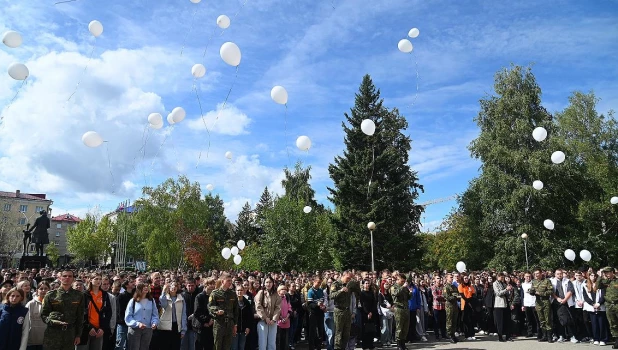 Памятную акцию провели перед главным корпусом АлтГТУ в День солидарности в борьбе с терроризмом.
