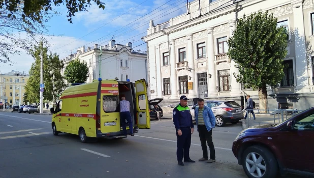 В Барнауле легковая машина сбила ребенка на велосипеде.