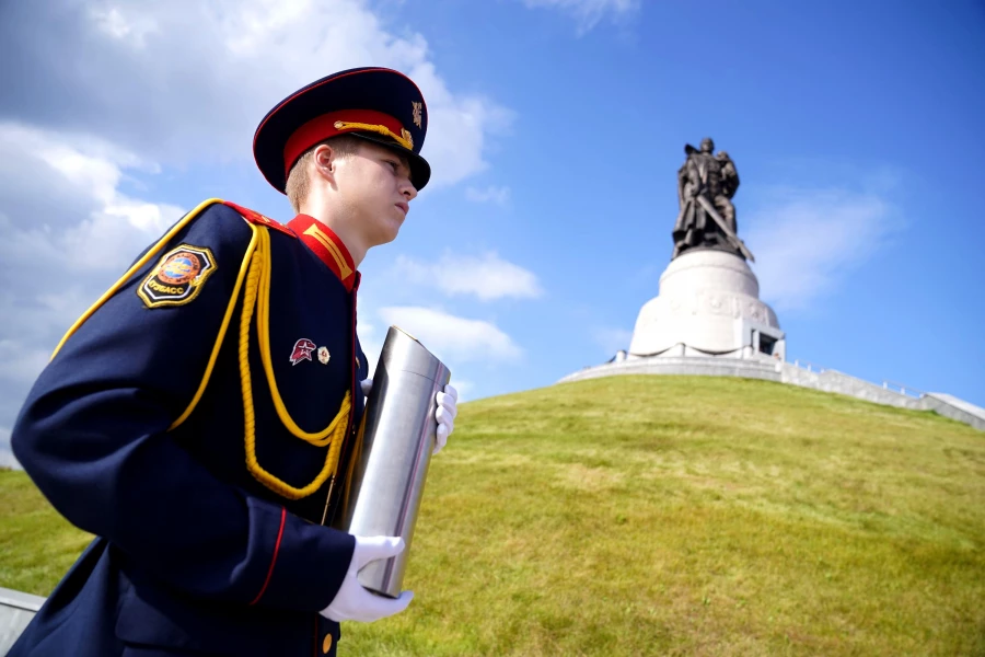 Церемония передачи земли с мест сражений Великой Отечественной войны.