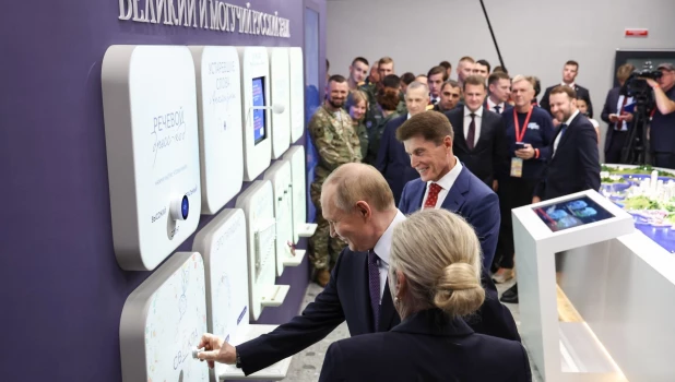 Владимир Путин в Национальном центре «Россия» в Приморском крае. 