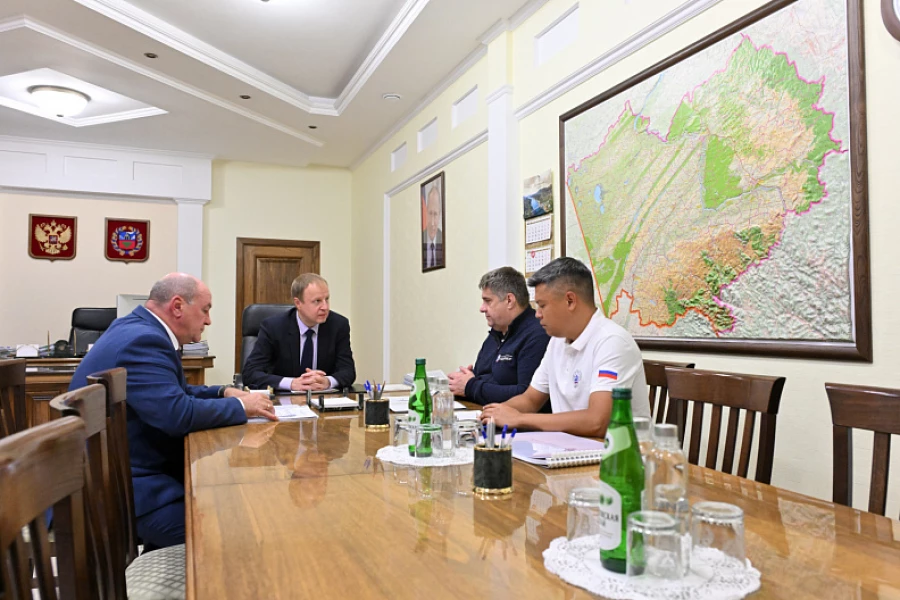Встреча руководителя Федерального дорожного агентства Романа Новикова провел и губернатора Алтайского края Виктора Томенко.