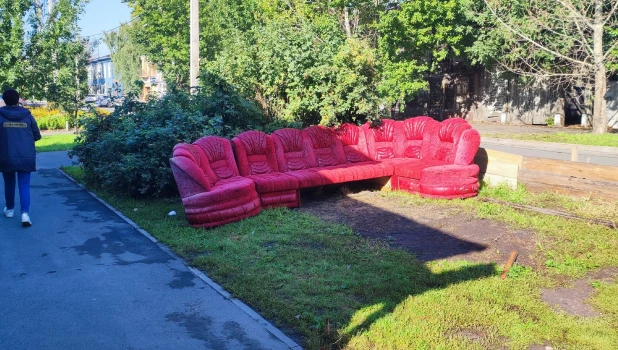В центре Барнаула жители организовали зону отдыха с цыганским шиком.