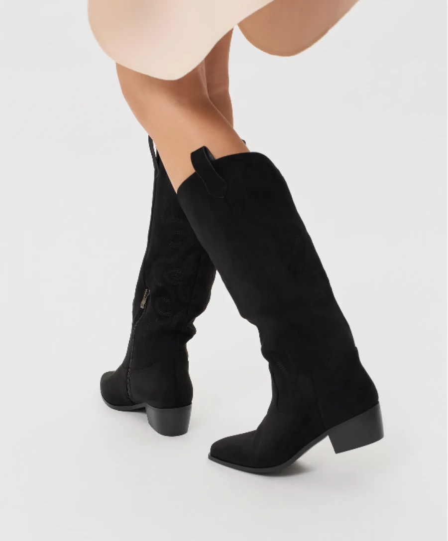 Модные ботфорты этого сезона с острым носом.