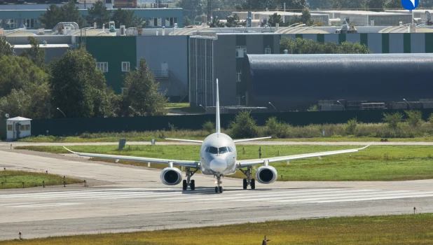 Импортозамещенный самолет SJ-100.