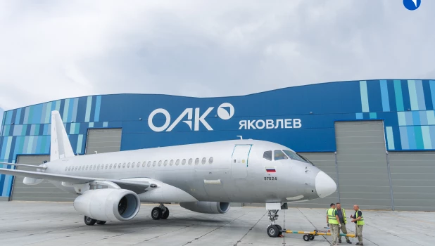 Импортозамещенный самолет SJ-100.