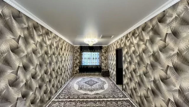 Коттедж с головокружительным эффектом продают в Барнауле за 20 млн рублей.