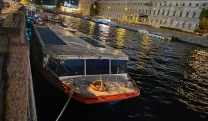 Теплоход «Чародейка» врезался в мост на Неве