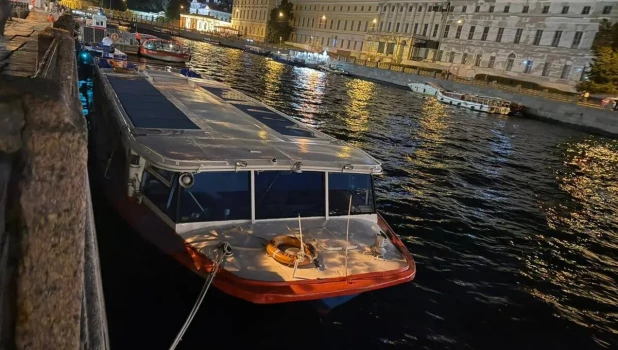 Теплоход «Чародейка» врезался в мост на Неве