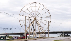 Колесо обозрения на набережной разбирают