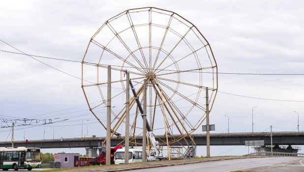 Колесо обозрения на набережной разбирают
