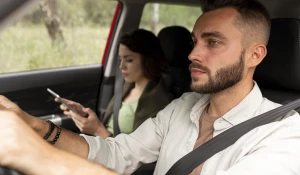 Мужчина и женщина едут в автомобиле.