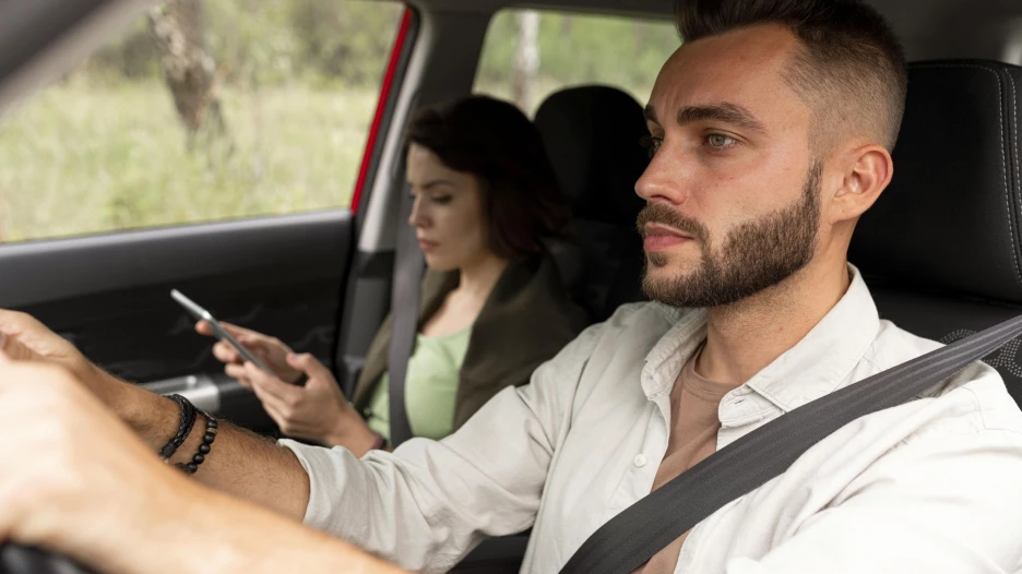 Мужчина и женщина едут в автомобиле.