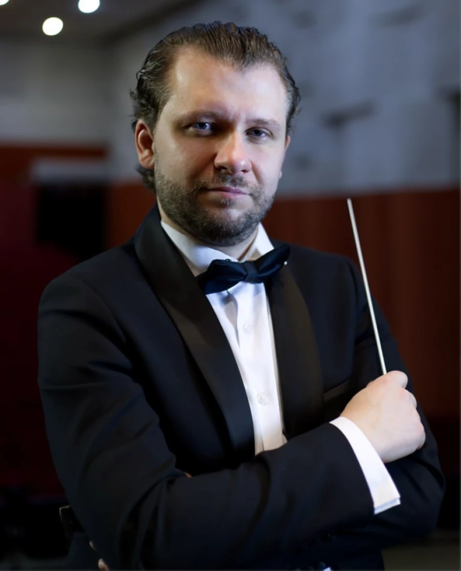 Дирижер Михаил Ракин.