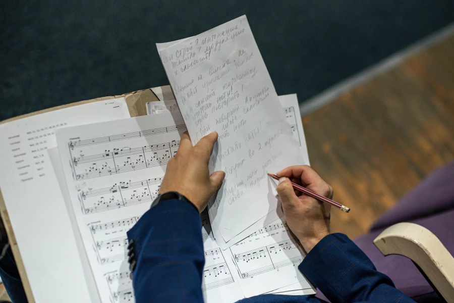 Дирижер Михаил Ракин.